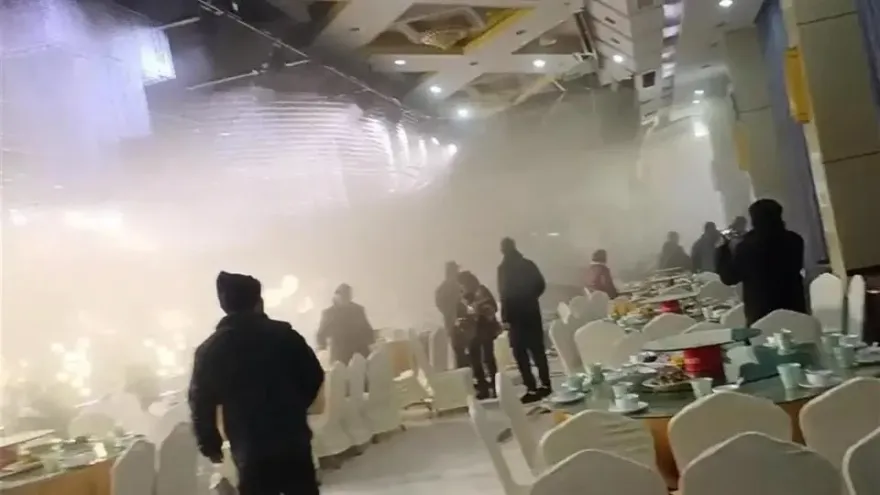 影/喜酒吃到一半...「轟」天花板塌了　宴會廳粉塵瀰漫賓客竄逃致8人傷
