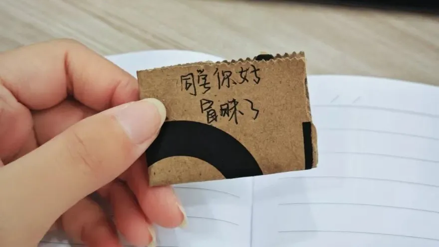 圖書館收到男同學紙條！女大生「以為桃花來了」打開後竟是抱怨腳臭
