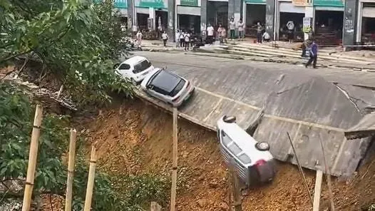 暴雨釀禍！廣西道路突塌陷「多車墮坑」　幸無人傷居民急撤