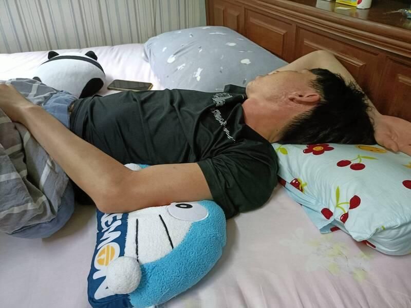 「手臂高舉」聞腋青年睡姿恐壓迫神經　南投醫院籲手麻警訊