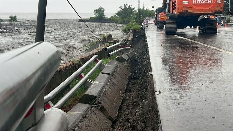 南迴公路大溪段北上路基坍方　緊急實施交管