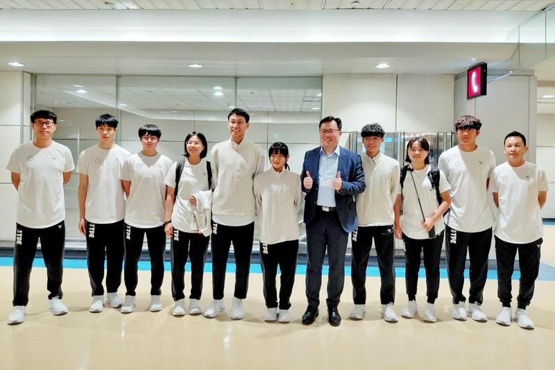成都世運會金牌選手返台　鄭世忠接機表達感謝
