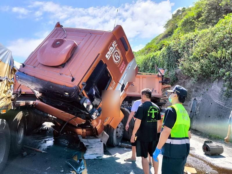 台2線濱海公路113K車禍　恢復單線雙向通行