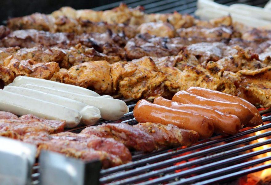 就愛這一味！中秋烤肉必買食材「香腸」成冠軍　網推爆：沒看過不烤的