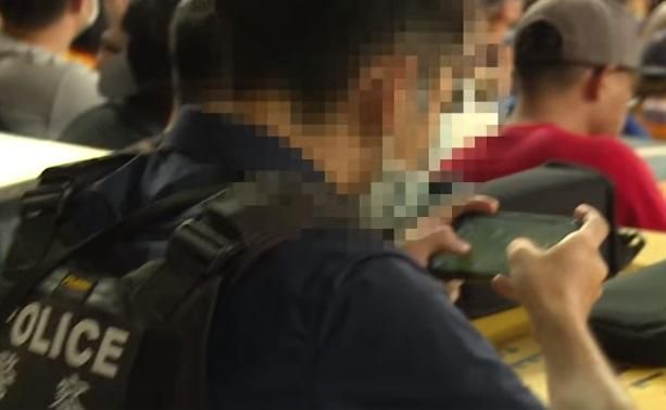 影／警駐守職棒球場…忙裡偷閒被抓包！「爽完手遊+緊盯賽況」下場GG　警局開鍘