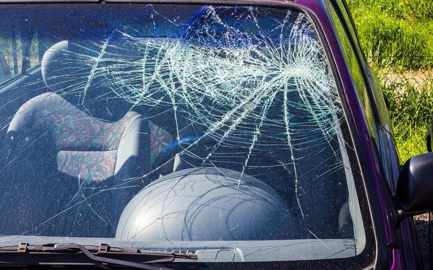 路過超商「突遭飛速轎車撞噴」！疑停車打錯檔暴衝…高齡翁慘倒血泊不治亡