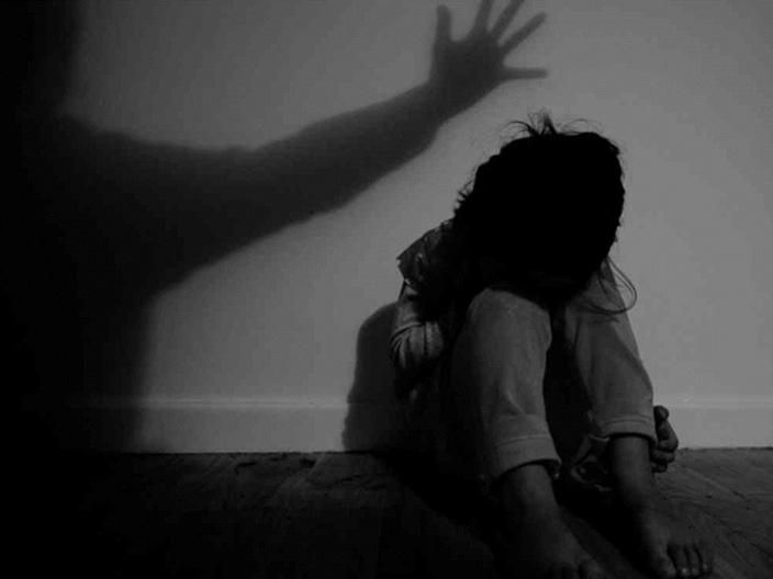 噁！52歲班導藉查寢猥褻高中嫩妹「摟抱嘴貼耳」　煏空後嗆「能用錢解決不叫事」
