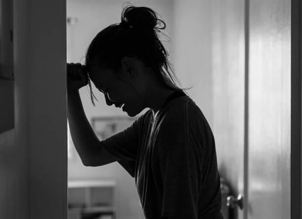 清大碩士男「約炮」被抓包！　妻發狂刺爛婚紗照、半夜拿手電筒照眼