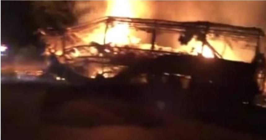 油罐車「油缸脫落」甩地砸中遊覽車！遭瞬間引爆淪火球　當局急搜救：已釀20死