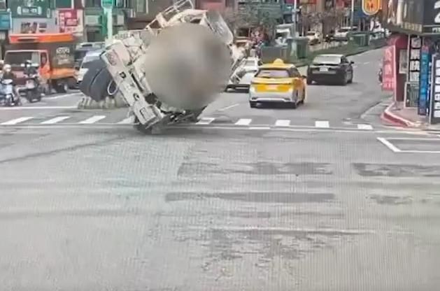 水泥車「過彎壓車」翻覆撞騎樓！他中秋連假喝茫上路　遭逮瞎稱：是酒還沒退