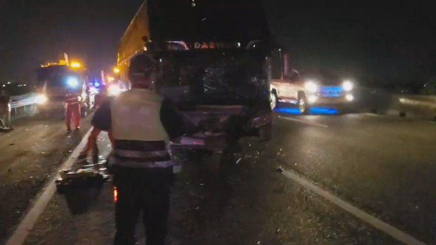 「遊覽車→工程車→小客車」爆連環車禍！2人淪夾心餅乾　擋風玻璃全碎慘況曝