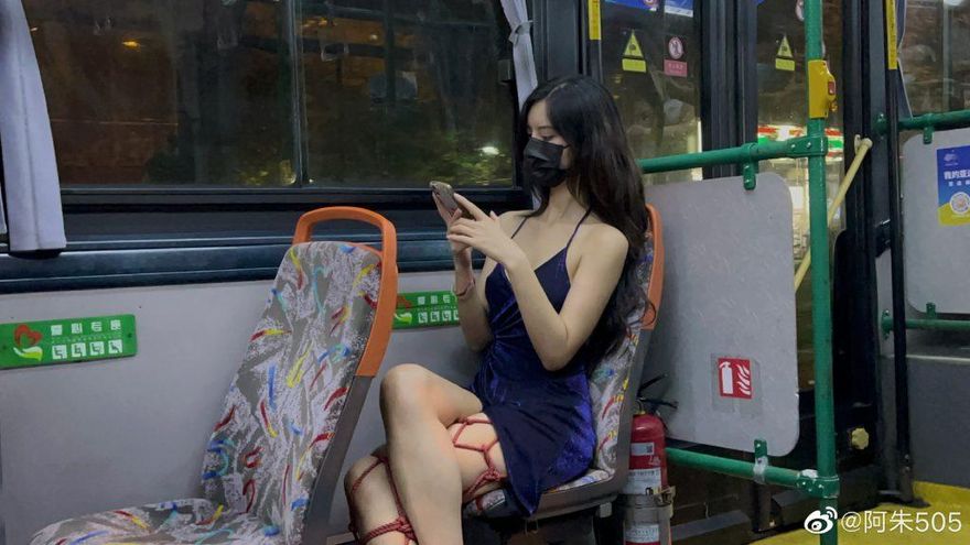 通勤妹子又現身！美背全露「腳綁繩縛」想入非非…正面照曝網全噴鼻血