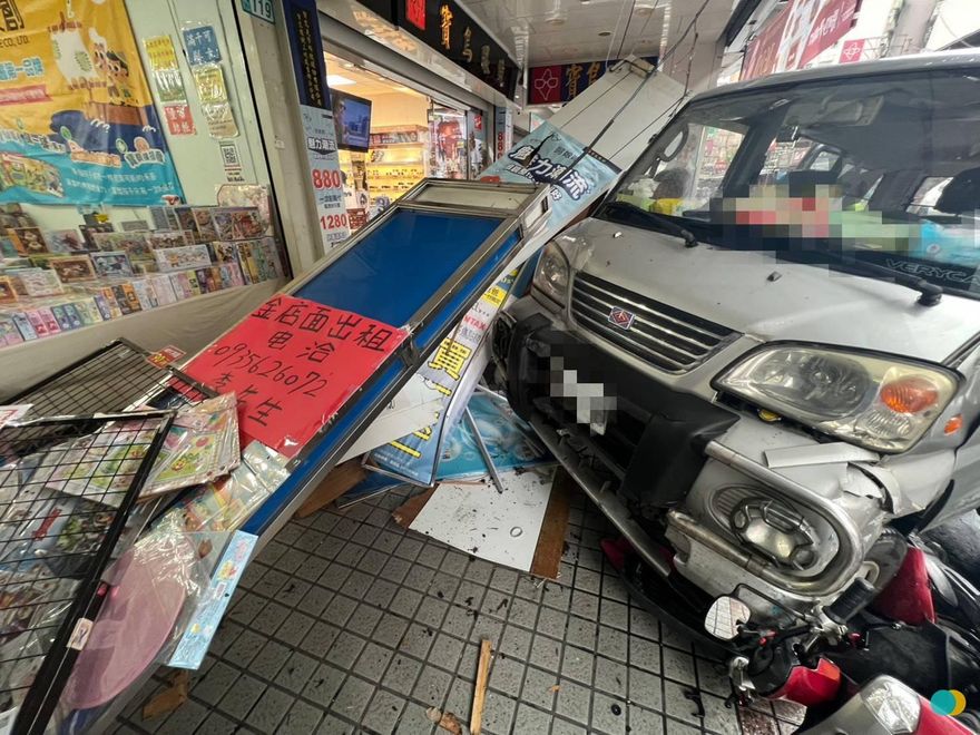 驚悚失控！三峽廂型車暴衝撞人行道　毀10輛汽機車連柱子都撞斷