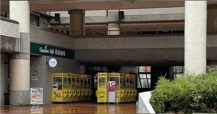 大學真的很缺錢！校園擺滿「夾娃娃機」　網友吐槽：「醜到有剩看到快笑死」