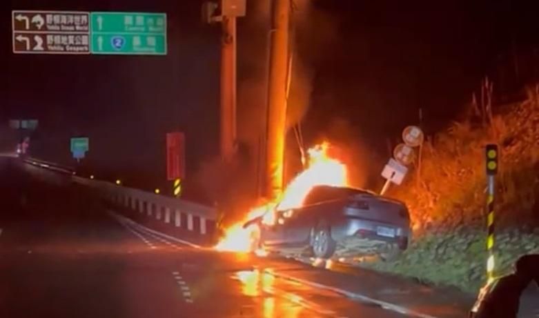 深夜自撞電線杆！「車頭冒煙→火燒車」他機智逃生…副駕淪焦屍當場亡