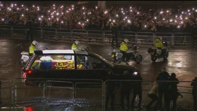 最後的貼心！四面透明大玻璃供民眾瞻仰 白金漢宮:女王靈車生前自己設計