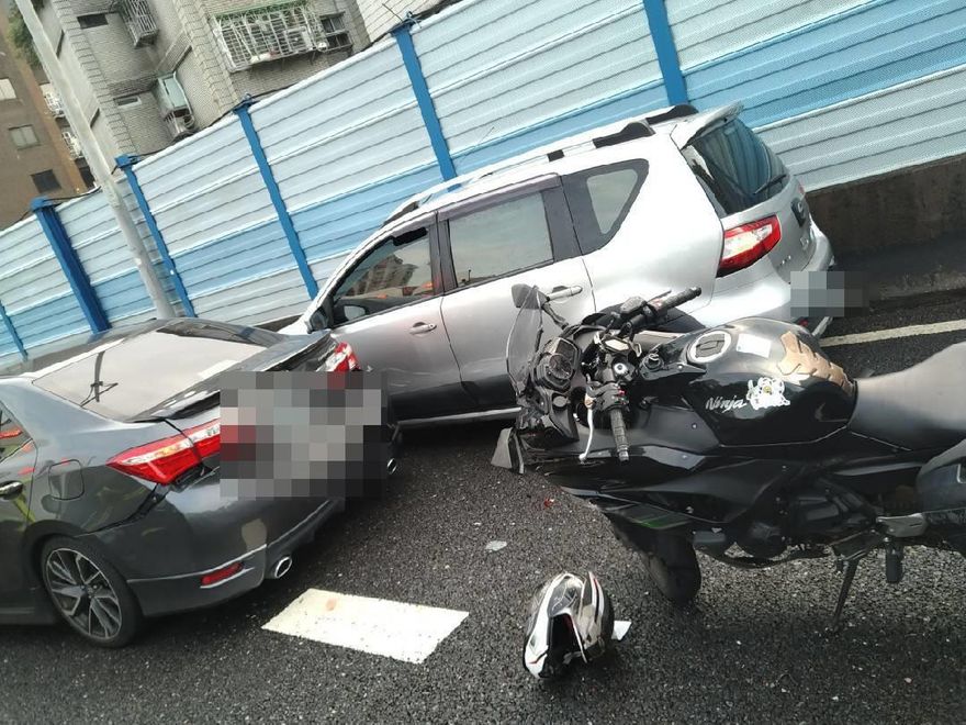 快訊／新生高架3車連環撞！重機慘夾中間…騎士「捲入車底」無呼吸心跳