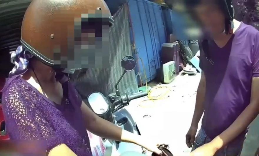 大難臨頭各自飛！情侶遇警盤查搜出吸食器　女子爆氣狠踹男友