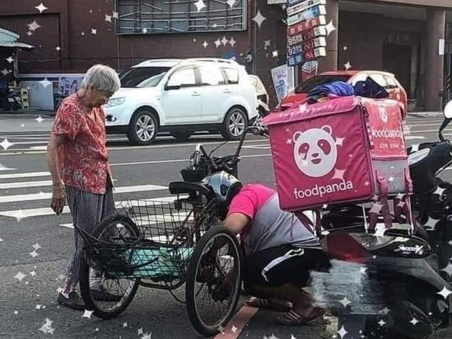台灣最美的風景！外送員紅線違停　「幫老奶奶修車」暖哭12萬網友