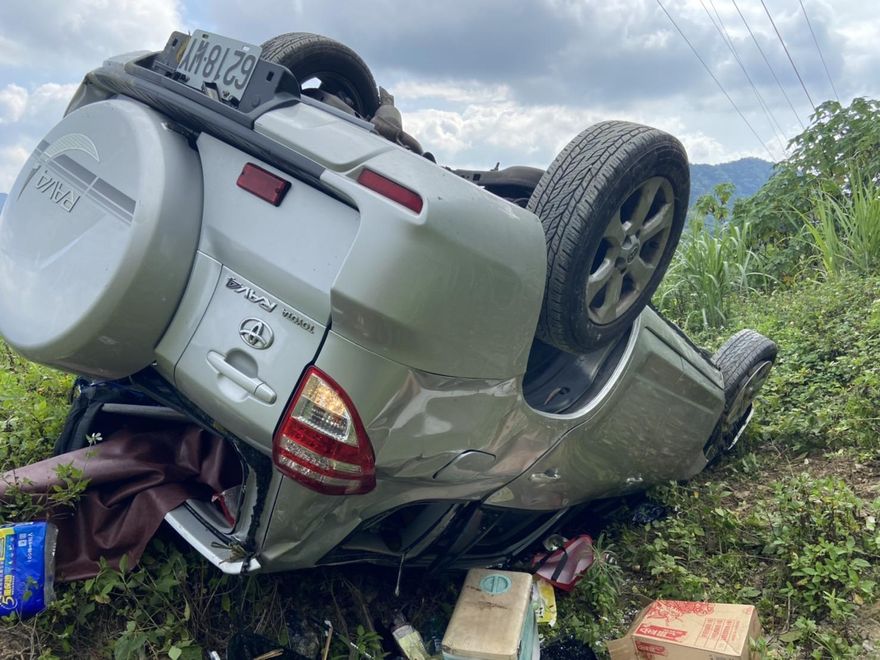 高雄藤枝林道遊客出意外！休旅車墜落5層樓高深谷　全車1死1命危