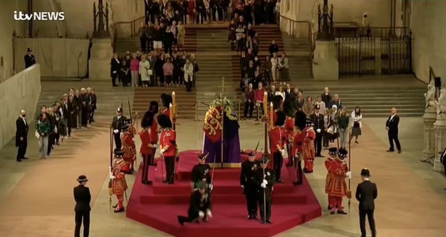 英國女王靈柩開放瞻仰人龍綿延4.8公里 西敏廳守靈衛兵一度昏倒重摔