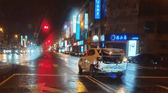 馬路驚見「霍爾的移動超跑」？　宜蘭當地人曝：車上一堆蟑螂爬來爬去