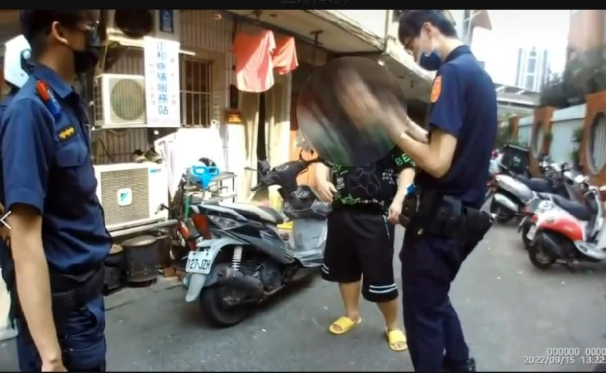抓到人了！莽漢持刀追砍高中生後竟說「認錯人」　遭警強制送療養院