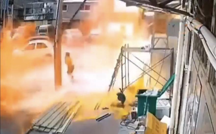 轟！焊接引爆炸旁觀女遭火海吞噬　2人成火球地上打滾