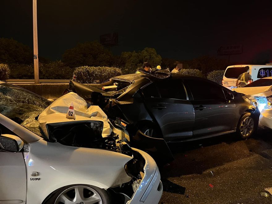 快訊／「甩飛20m砸地」車頭淪廢鐵！國1永康段死亡車禍　4車撞一團…他下車秒遭撞噴