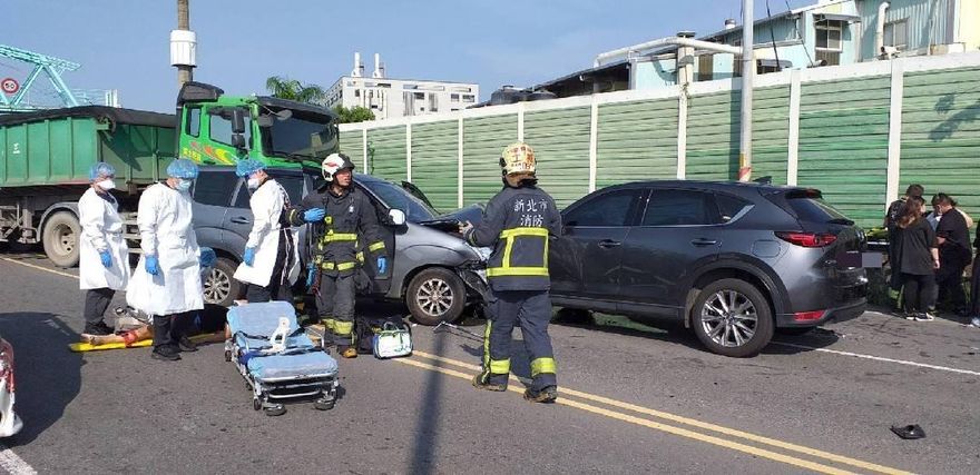 快訊／土城4小客車連環撞！　7男女受傷送醫治療