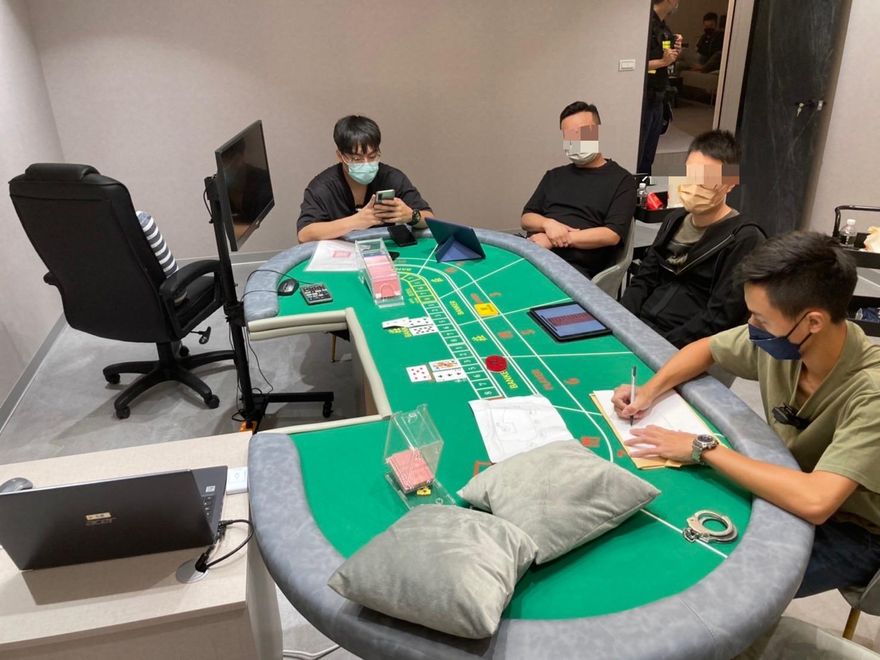 隱藏東區商業大樓！職業賭場開張5天就掰掰　警查扣賭資14萬帶回8人