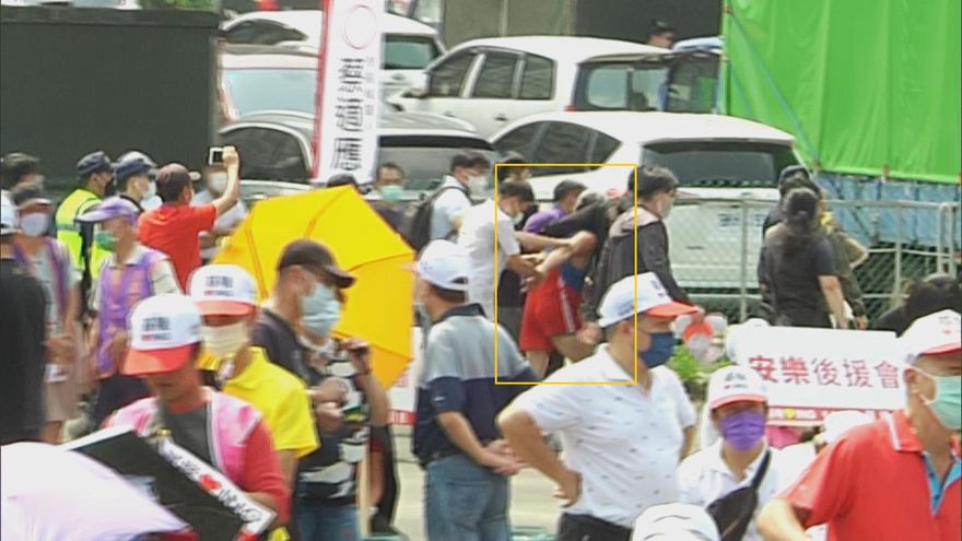 畫面曝光！蔡英文基隆輔選蔡適應　持刀男闖入割傷員警