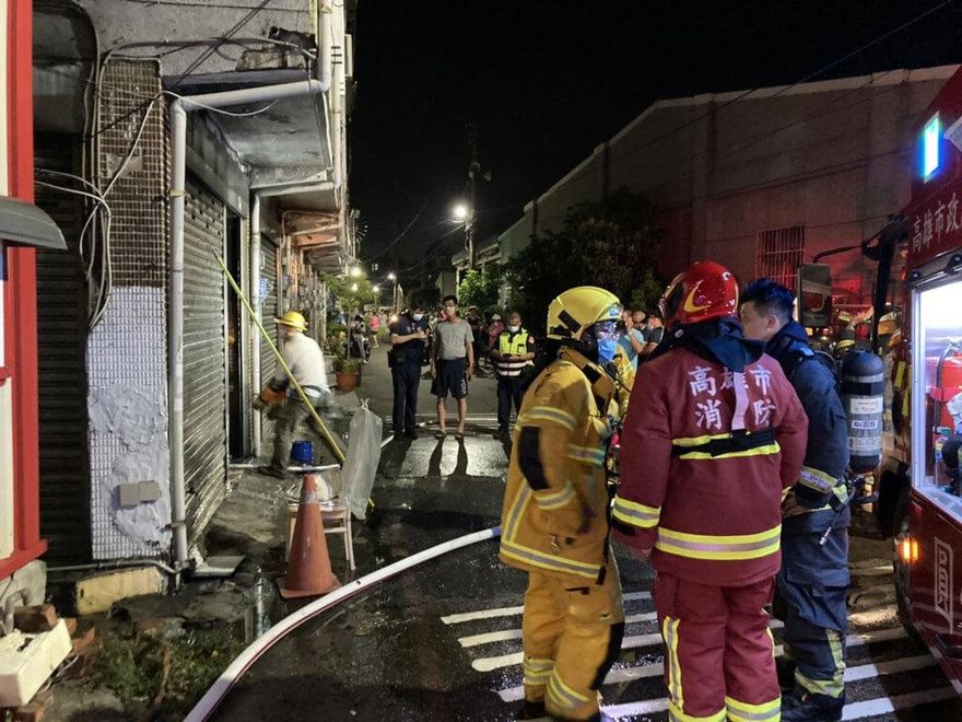 快訊／倒浴室1死、1插管！高雄透天厝惡火狂燒　同居男女受困3樓火海