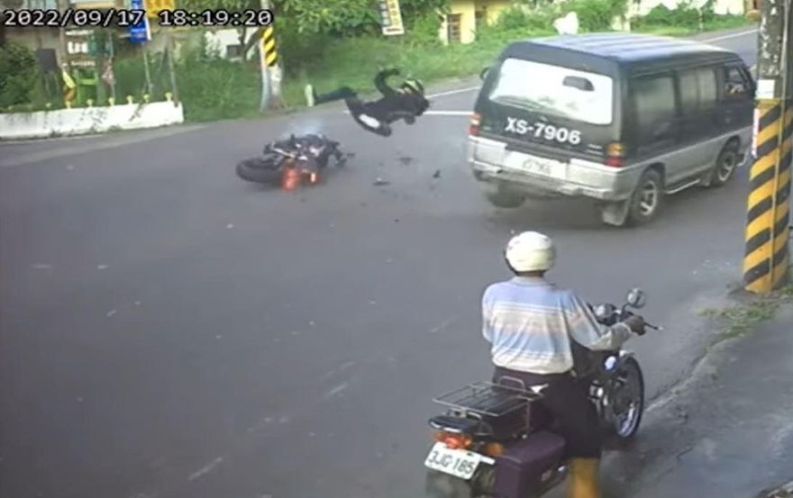 攔腰猛撞「車頭碎裂人甩飛」！撞歪廂型車恐怖車禍　騎士拋半空重摔→無意識癱地