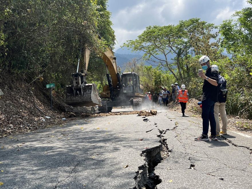 台東6.8強震／直擊！聯外道路完全搶通！六十石山近700受困民眾陸續撤離中