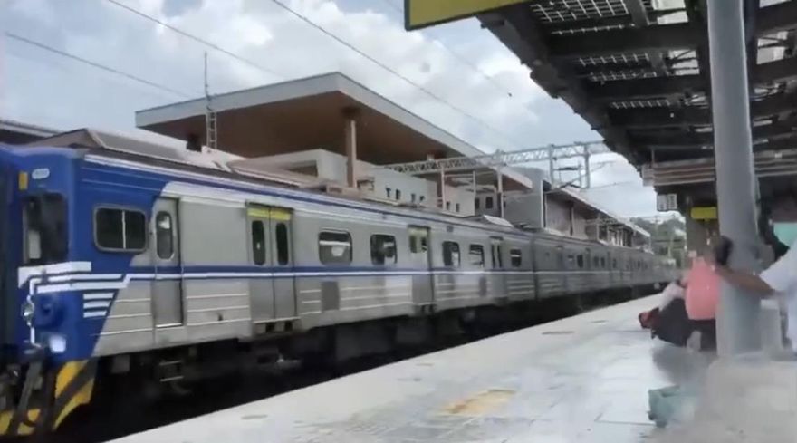 強震來襲全台劇晃！直擊百噸區間車「左右狂搖」　乘客緊抱支柱畫面曝