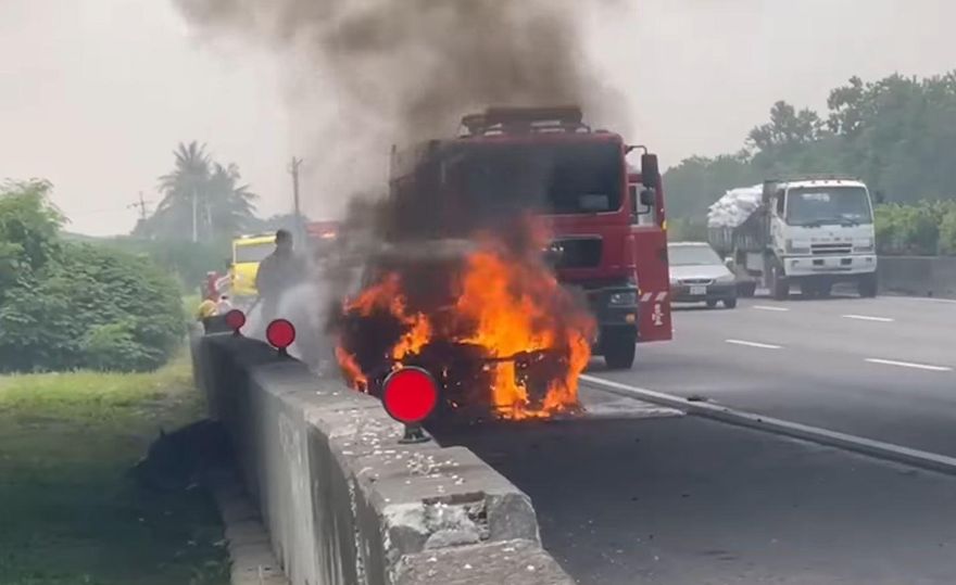 快訊／台南市長參選人競選車「國道狂燒」！4人急逃生　黑煙猛竄畫面曝光