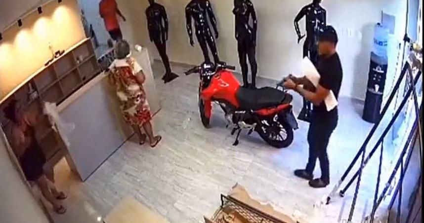 狠男舉槍血洗商店「孕婦也不放過」！女店員無辜慘死…倒地仍遭狂轟釀2屍3命
