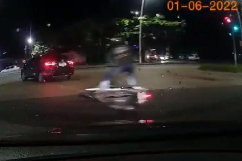 機車煞原地「人往前噴飛」！闖紅燈甩飛插進公車底…阿兵哥遭「重輾秒斃命」