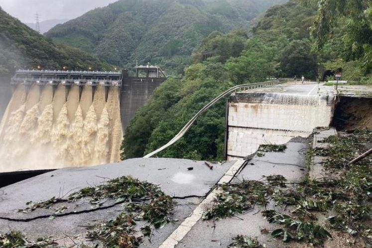 影／廂型車秒被吹翻…南瑪都超兇！豪雨襲日「暴風狂掃釀2死」　已知87傷1失蹤