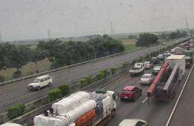 快訊／貨車撞護欄「散落物噴對向車道」！國1民雄追撞車禍　時速僅17km回堵紫爆
