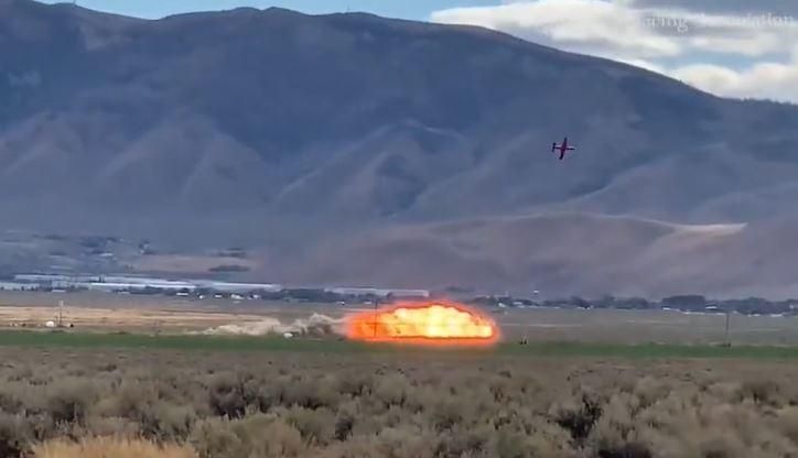 影／「噴射機淪火球」失控瞬間！飛航冠軍賽墜機　千人目睹「駕駛遭火吻慘死」