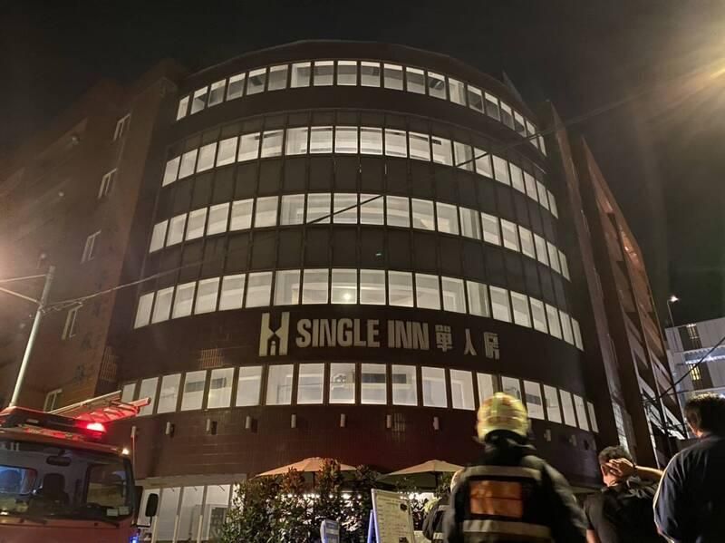 板橋旅館大火！濃煙狂竄「猛燒40分鐘」　39人急疏散…他嗆暈命危
