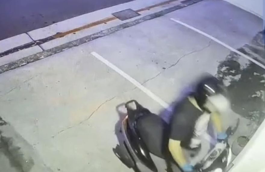 犯後變裝！北市慣竊半小時連偷6店家　騎贓車衝撞破門搜刮得手5萬元