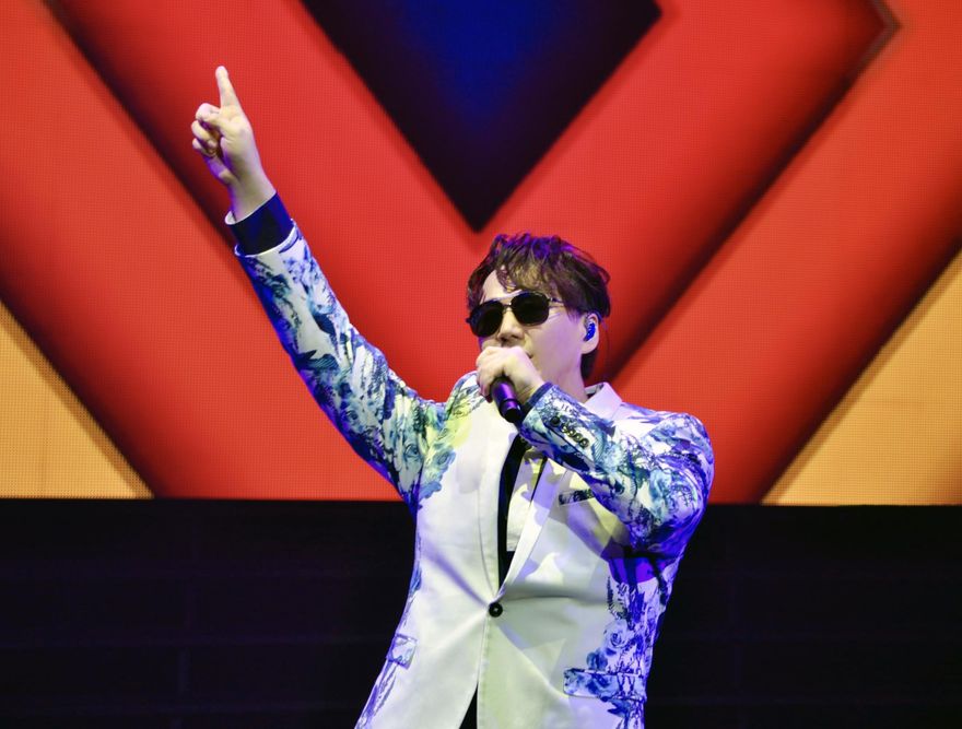 蕭煌奇背對觀眾演唱！地獄畫面曝光疑「工作人員失責」…本人親揭真相：謝謝關心