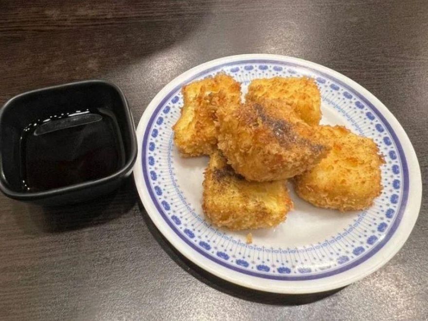 女大生驚見喉嚨卡「亮黃膿液」！張嘴就嚇跑3桃花　醫揭2症狀釀禍
