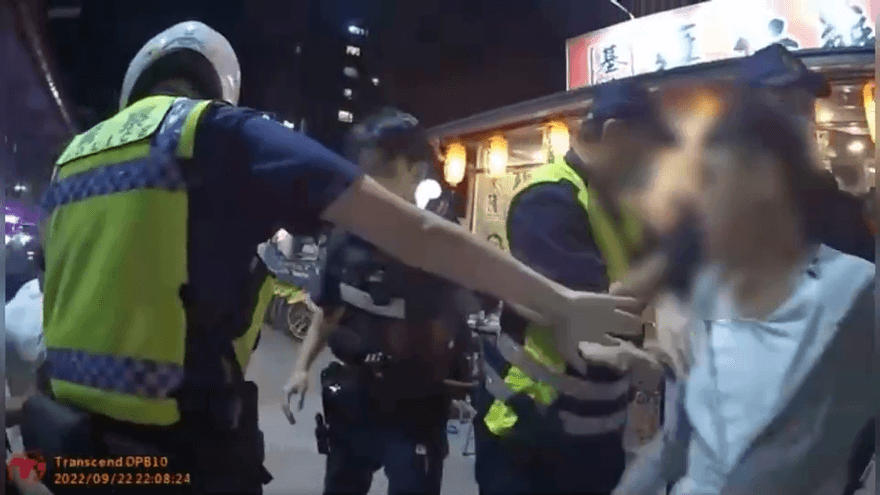 慶生會改警局續攤！屁孩串燒店持刀鬧事還嗆警　最後變「2+9」全被逮