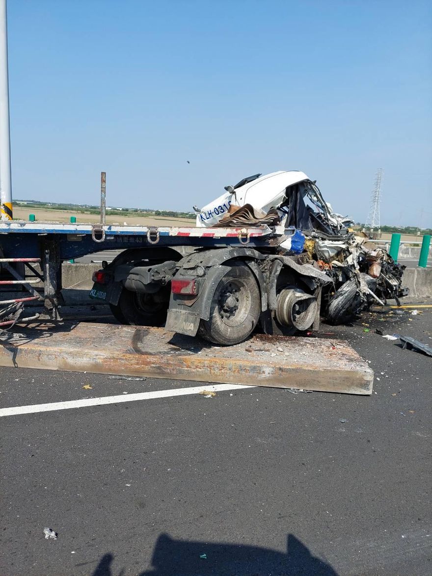 快訊／台南台84線「3車嚴重碰撞」！拖板車車頭毀爛　駕駛受困傷勢不明