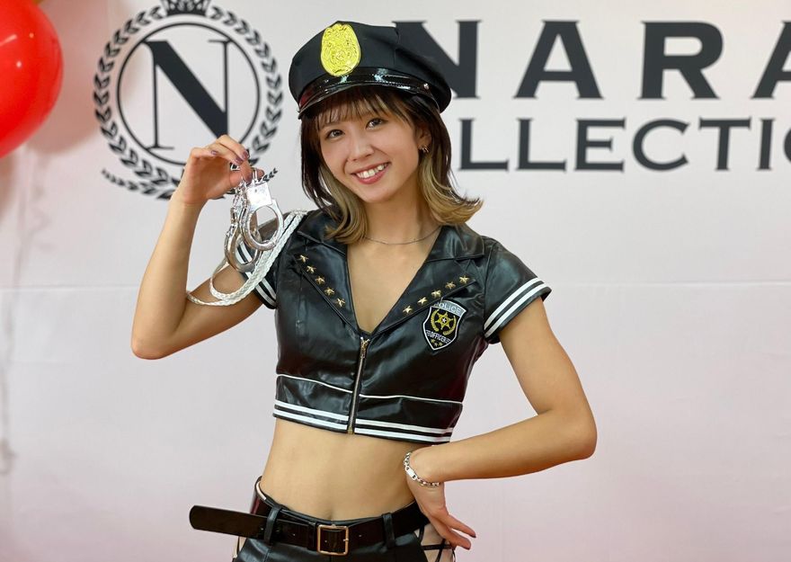 賣萌秀腹肌！美髮格鬥女王變身女警  網友暴動「好想被上銬」