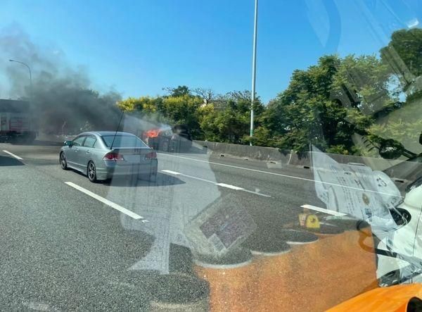 快訊／國道2號驚傳火燒車！車流回堵2km　濃煙猛竄無人傷亡